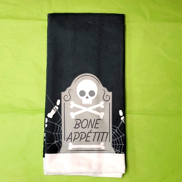♥️NWT SKULL CROSSBONES GRAVE KITCHEN TOWEL SPIDER WEB HALLOWEEN DECOR - Picture 1 of 7